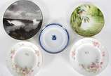 Cinco pratos decorativos de porcelana de divers... - Cinco pratos decorativos de porcelana de diversas decorações, sendo:  2 ingleses, 1 Vista Alegre e 2 fundos franceses.