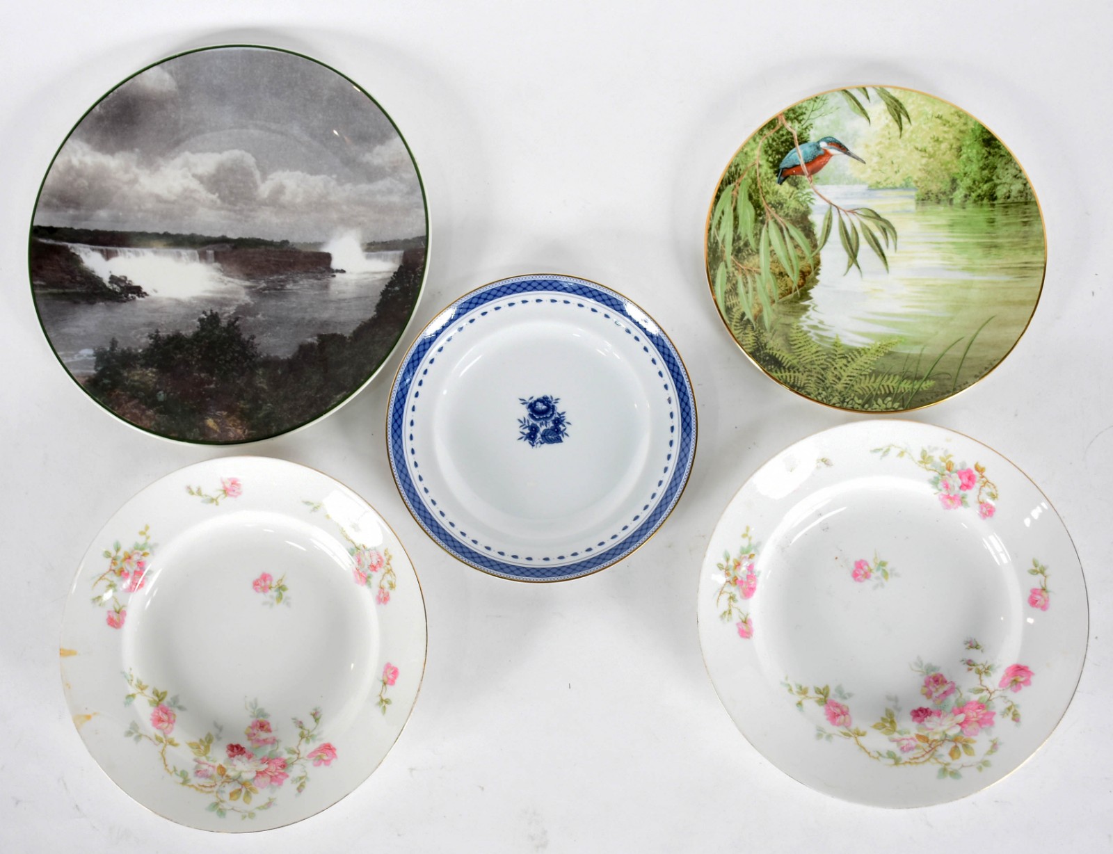 Cinco pratos decorativos de porcelana de diversas decorações, sendo... - foto 1 de 7
