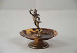 Pequena escultura representando Mercúrio de pra... - Pequena escultura representando Mercúrio de prata com base redonda de tartaruga. Altura 9 cm.