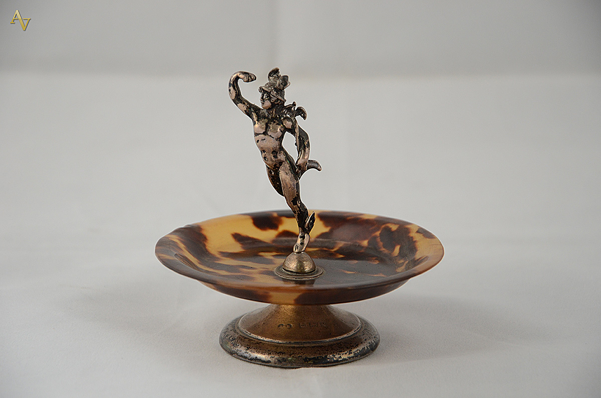 Pequena escultura representando Mercúrio de prata com base redonda de...