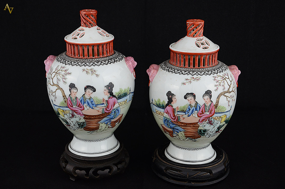 Par de potiches de porcelana oriental com base de madeira. Altura... - foto 1 de 2
