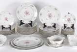 Aparelho de jantar de porcelana polonesa KPM, d... - Aparelho de jantar de porcelana polonesa KPM, decoração floral em policromia, composto de: 10 pratos rasos, 12 pratos fundos (1 com fio de cabel...