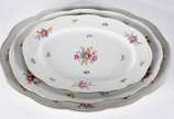 Aparelho de jantar de porcelana polonesa KPM, d... - Aparelho de jantar de porcelana polonesa KPM, decoração floral em policromia, composto de: 10 pratos rasos, 12 pratos fundos (1 com fio de cabel...