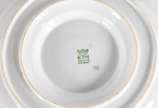 Aparelho de jantar de porcelana polonesa KPM, d... - Aparelho de jantar de porcelana polonesa KPM, decoração floral em policromia, composto de: 10 pratos rasos, 12 pratos fundos (1 com fio de cabel...