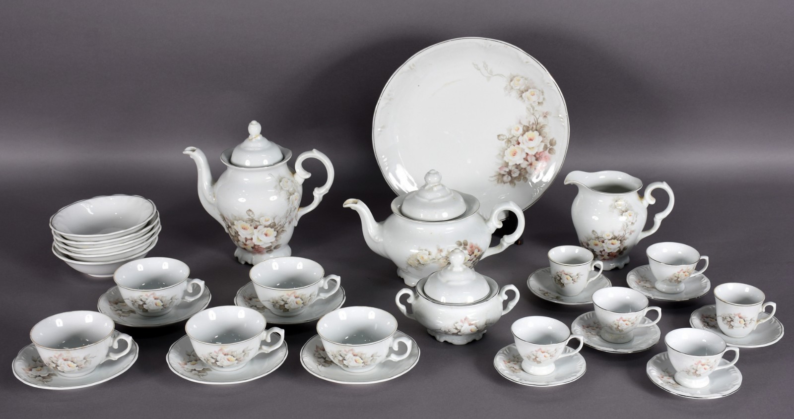 Aparelho de jantar, chá e café de porcelana Schmidt na cor branca com... - foto 2 de 11