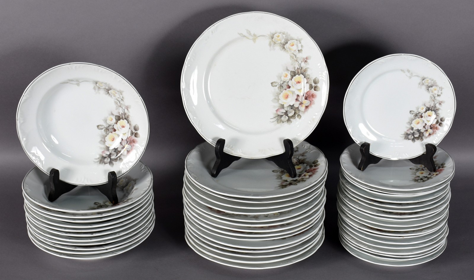 Aparelho de jantar, chá e café de porcelana Schmidt na cor branca com... - foto 3 de 11