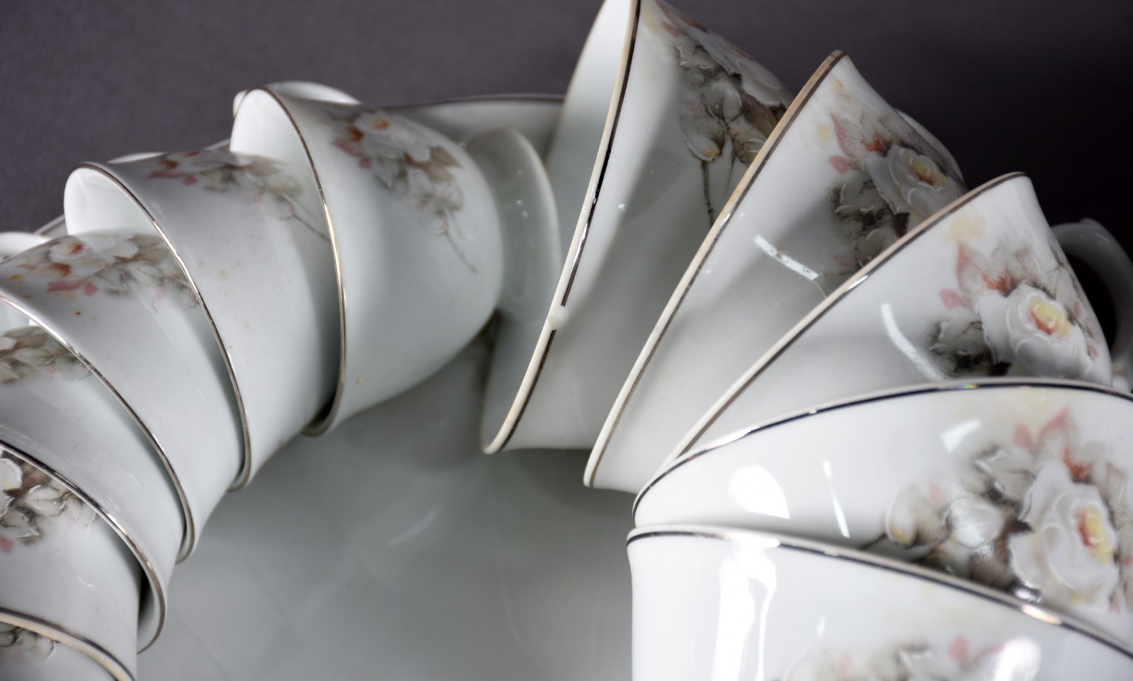 Aparelho de jantar, chá e café de porcelana Schmidt na cor branca com... - foto 10 de 11