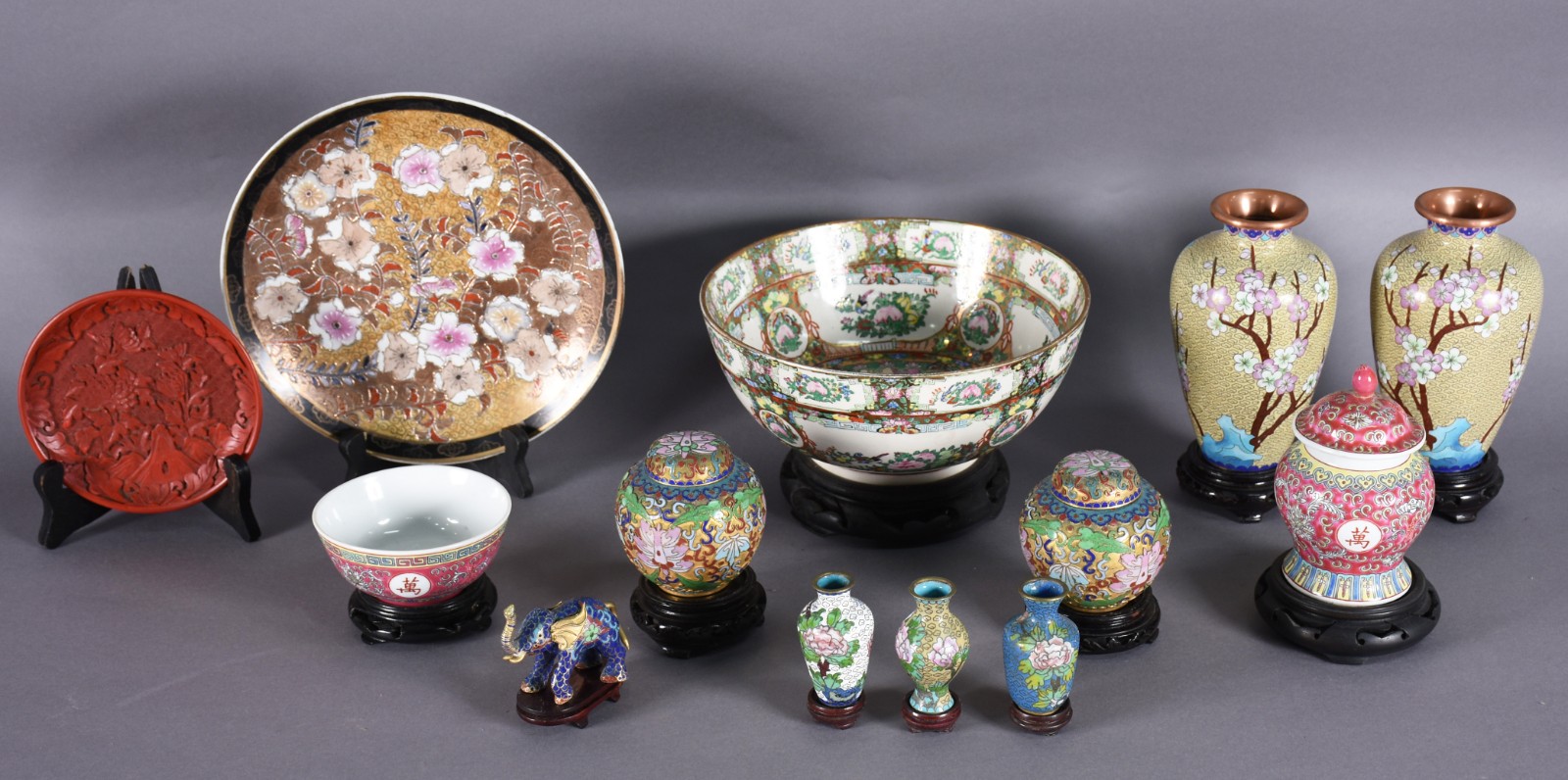 Diversas de porcelana oriental, sendo: 2 vasos cloisonné, elefante, 3... - foto 1 de 8