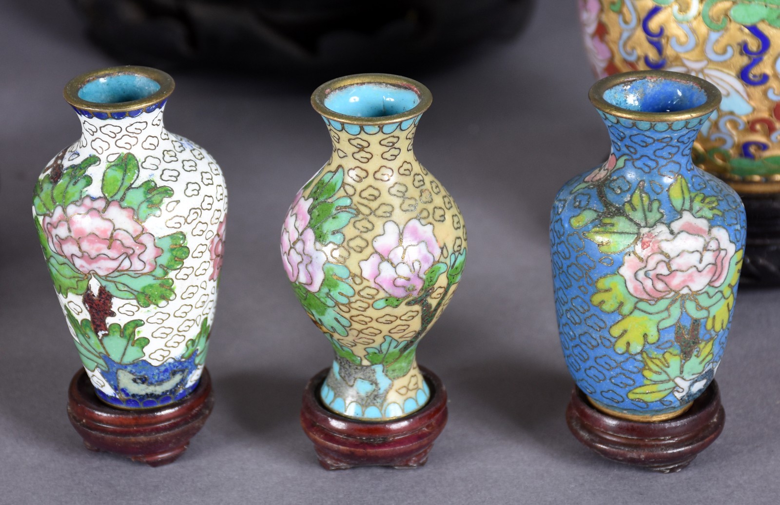 Diversas de porcelana oriental, sendo: 2 vasos cloisonné, elefante, 3... - foto 2 de 8