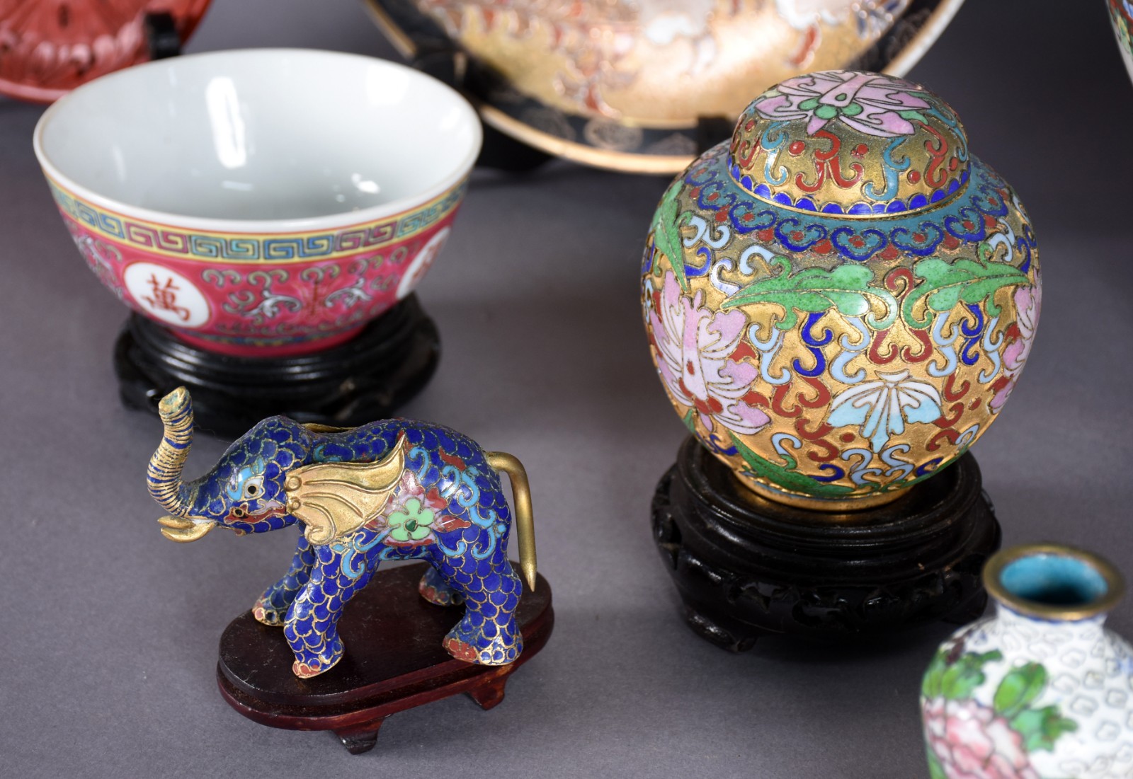 Diversas de porcelana oriental, sendo: 2 vasos cloisonné, elefante, 3... - foto 3 de 8
