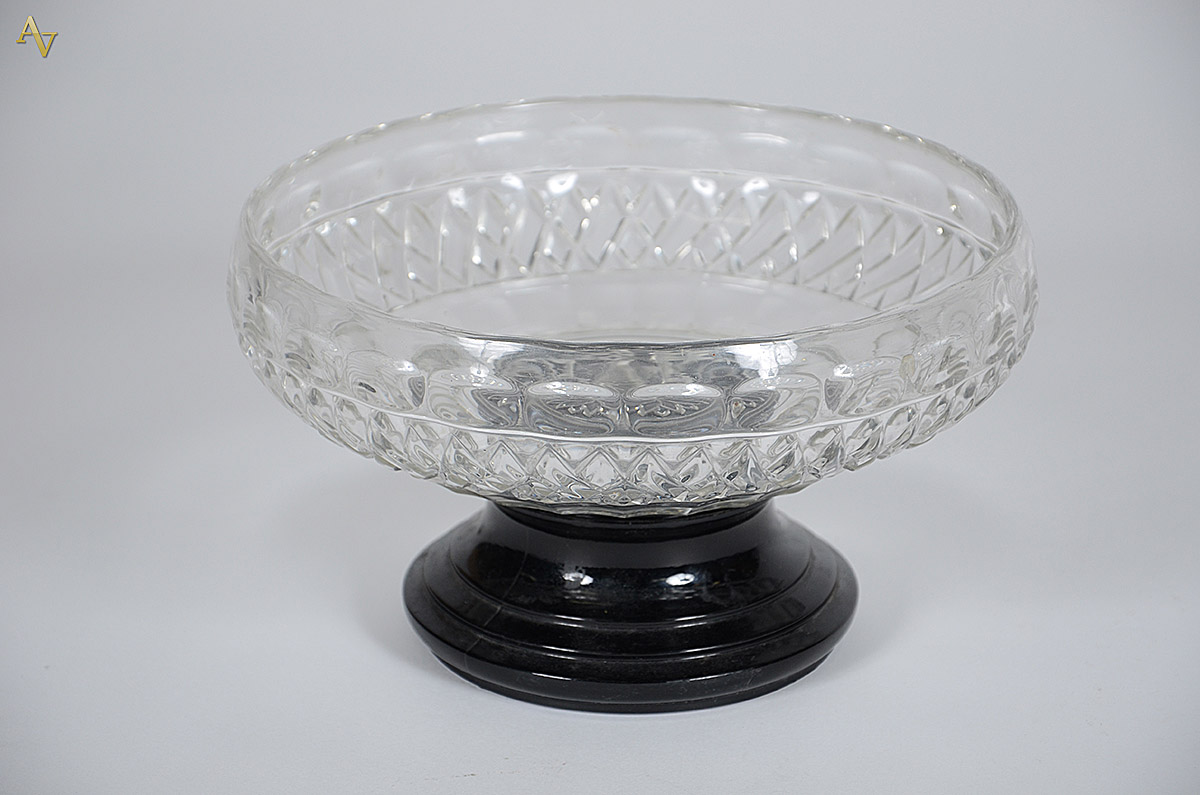 Fruteira de cristal com base de vidro preto medindo 28 cm de diâmetro...