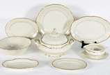 Aparelho de chá, café e jantar de porcelana KPM... - Aparelho de chá, café e jantar de porcelana KPM bege com frisos dourados composto de: Treze pratos rasos, doze pratos fundos, dez pratos de sobr...