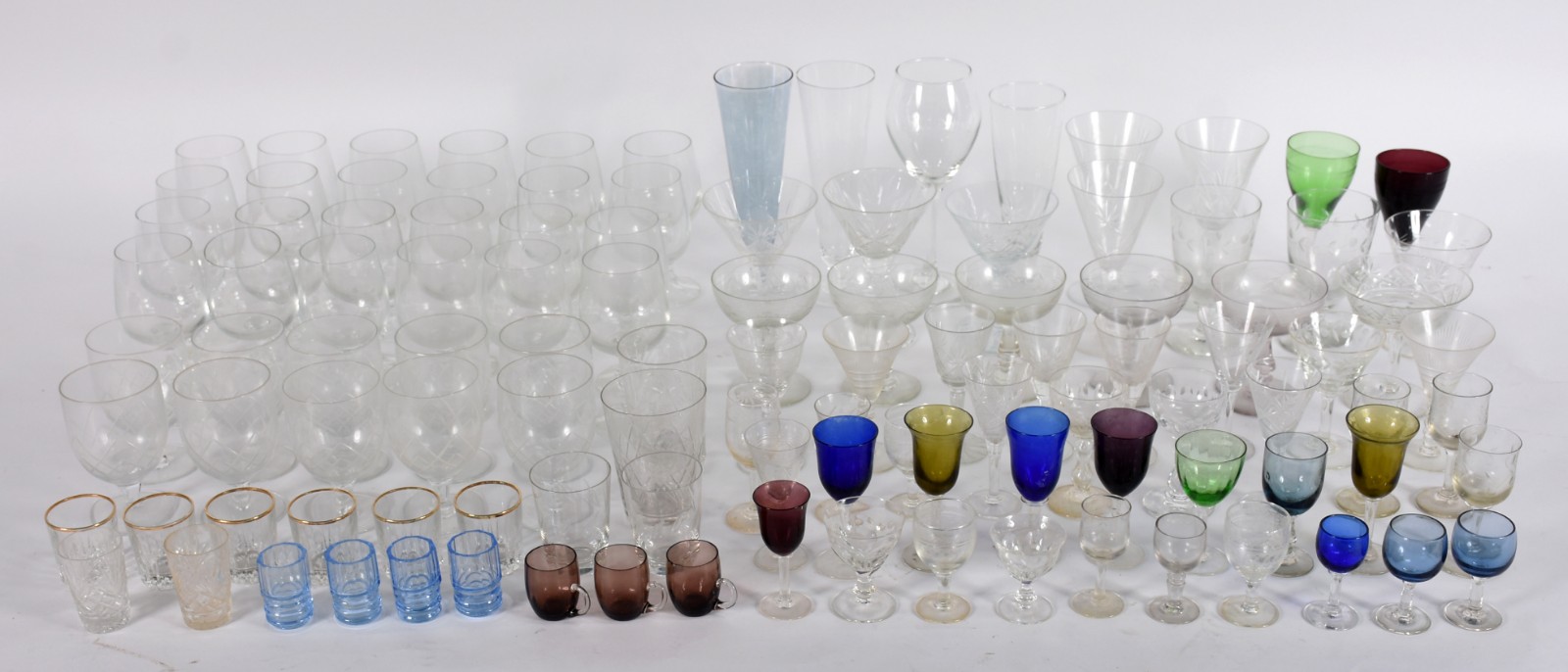 Diversas peças, sendo: Vinte e quatro cálices para vinho, dez cálices... - foto 1 de 7