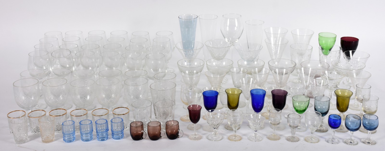 Diversas peças, sendo: Vinte e quatro cálices para vinho, dez cálices... - foto 2 de 7