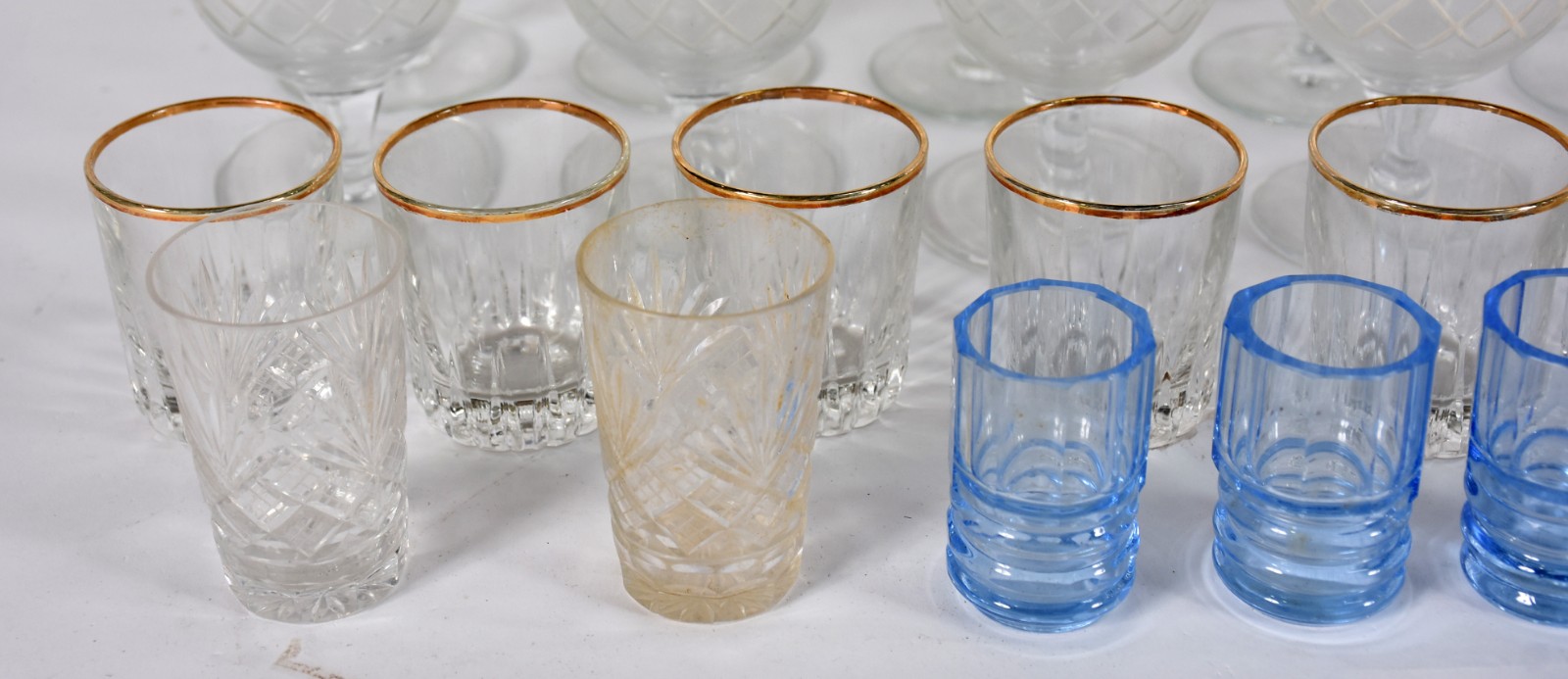 Diversas peças, sendo: Vinte e quatro cálices para vinho, dez cálices... - foto 3 de 7