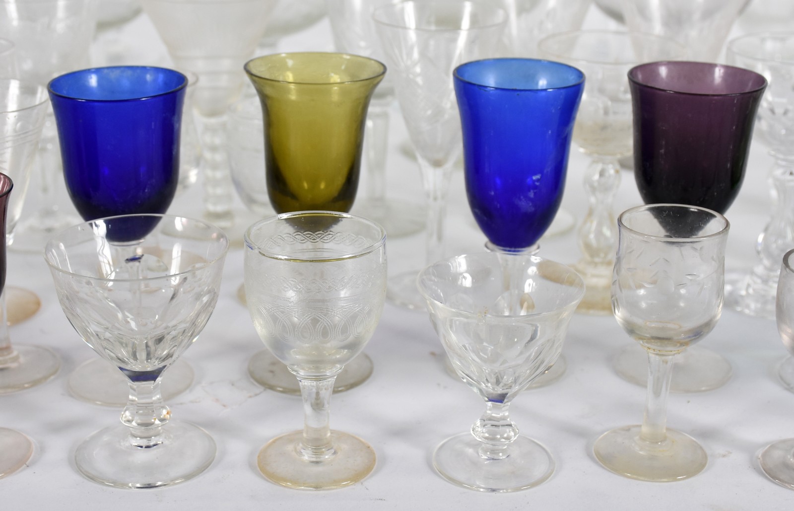 Diversas peças, sendo: Vinte e quatro cálices para vinho, dez cálices... - foto 4 de 7