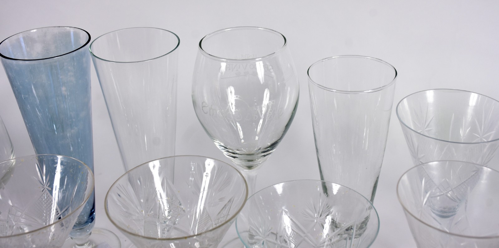 Diversas peças, sendo: Vinte e quatro cálices para vinho, dez cálices... - foto 5 de 7