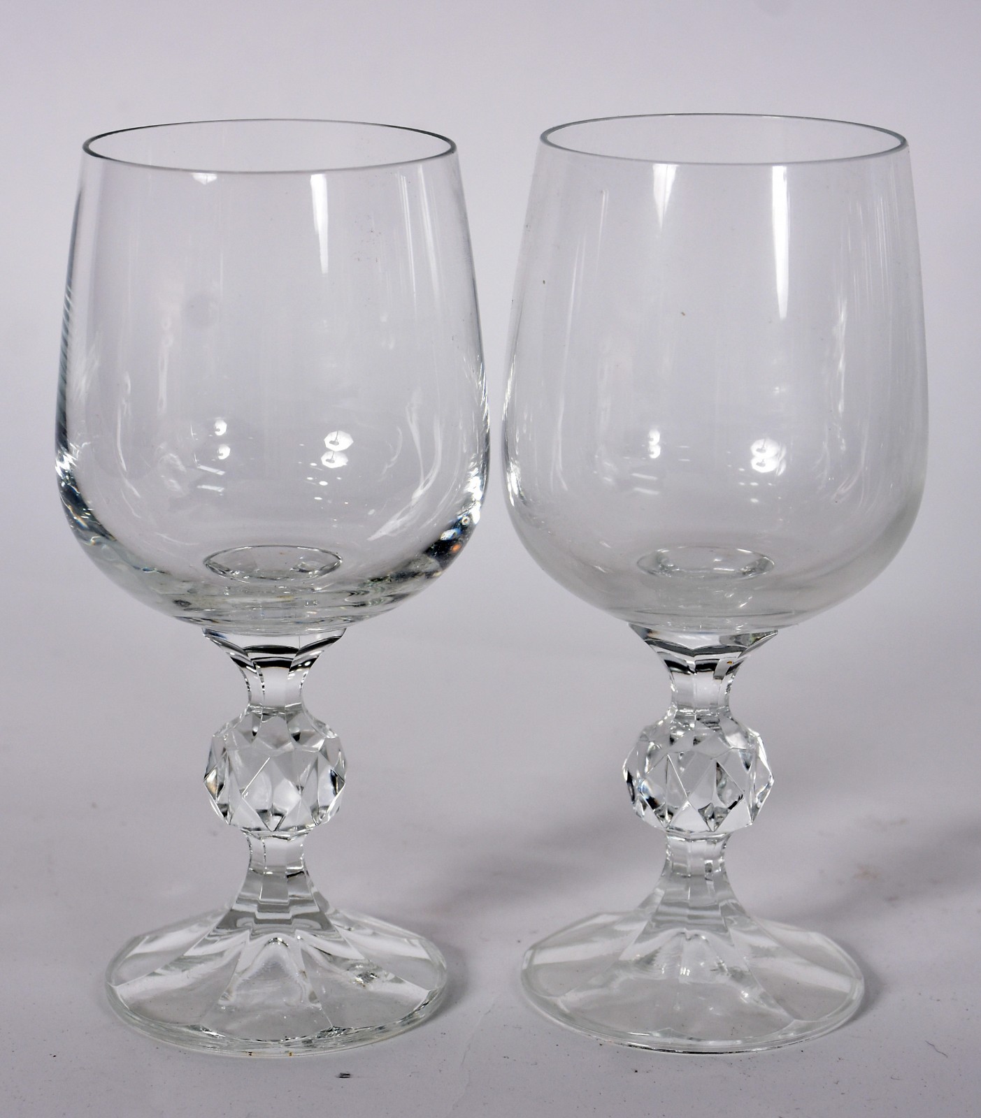 Diversas peças, sendo: Vinte e quatro cálices para vinho, dez cálices... - foto 7 de 7