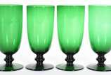 Serviço de copos de vidro verde composto de: Do... - Serviço de copos de vidro verde composto de: Doze taças com pé para água, doze para vinho tinto, doze para vinho branco, onze para vinho do Port...