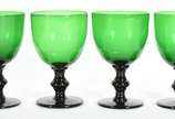 Serviço de copos de vidro verde composto de: Do... - Serviço de copos de vidro verde composto de: Doze taças com pé para água, doze para vinho tinto, doze para vinho branco, onze para vinho do Port...