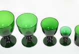Serviço de copos de vidro verde composto de: Do... - Serviço de copos de vidro verde composto de: Doze taças com pé para água, doze para vinho tinto, doze para vinho branco, onze para vinho do Port...