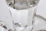 Galheteiro de prata portuguesa contraste Águia ... - Galheteiro de prata portuguesa contraste Águia com 2 galhetas de cristal (tampas com bicados na parte interna e faltando um porta tampa lateral)...