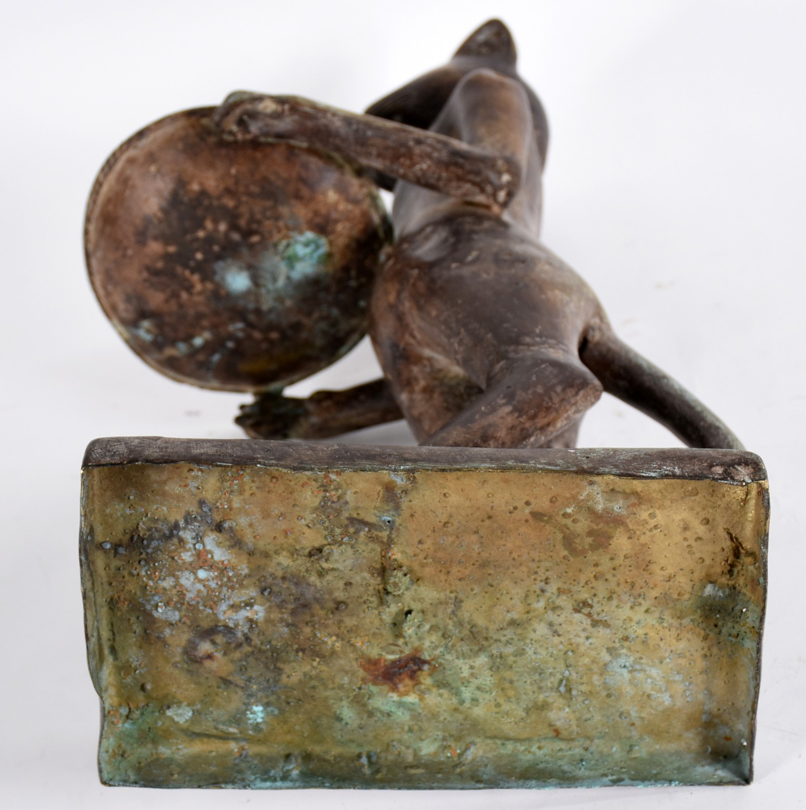 Escultura/porta cartão de metal representando gato estilizado. - foto 5 de 5