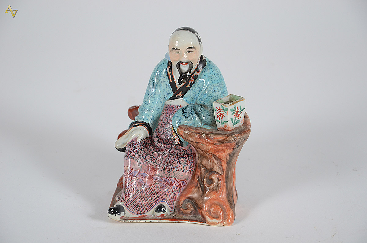 Figura de porcelana chinesa policromada medindo 17 cm de altura. - foto 1 de 2