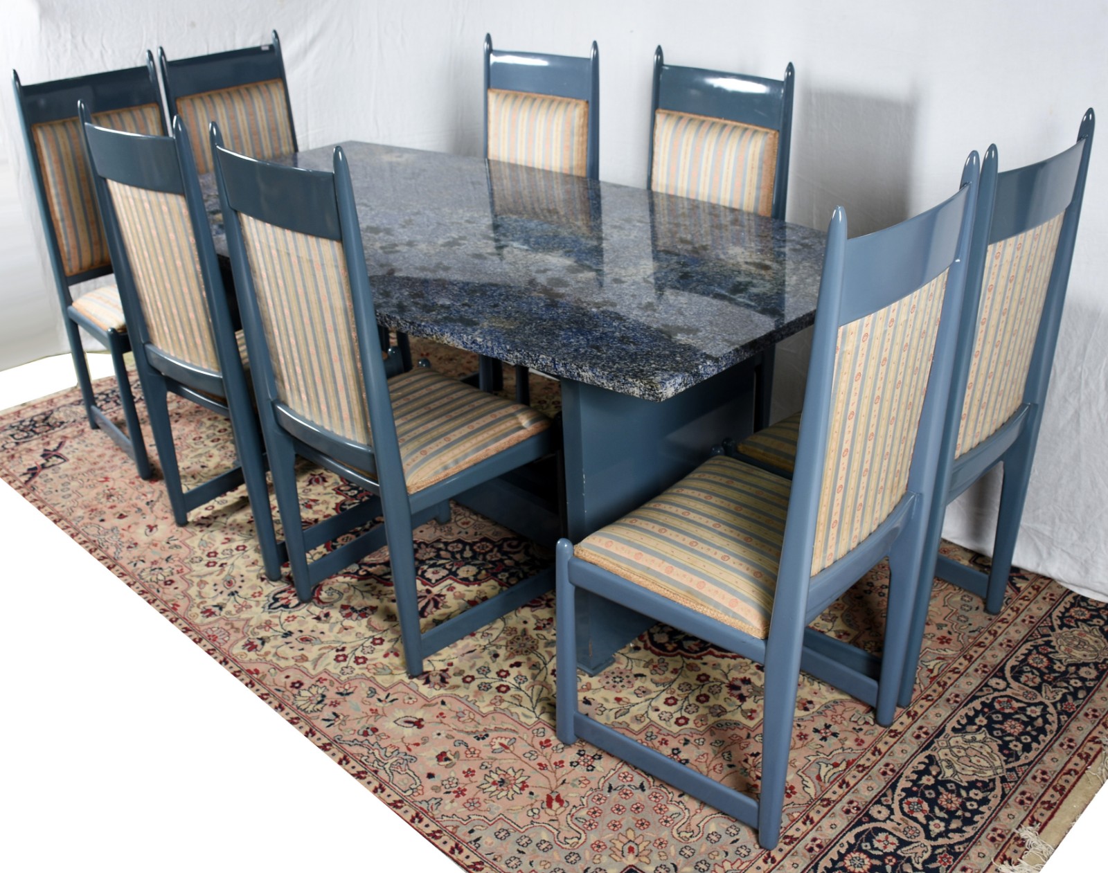 Mesa de jantar de madeira laqueada de cinza e tampo de granito com 8... - foto 2 de 8