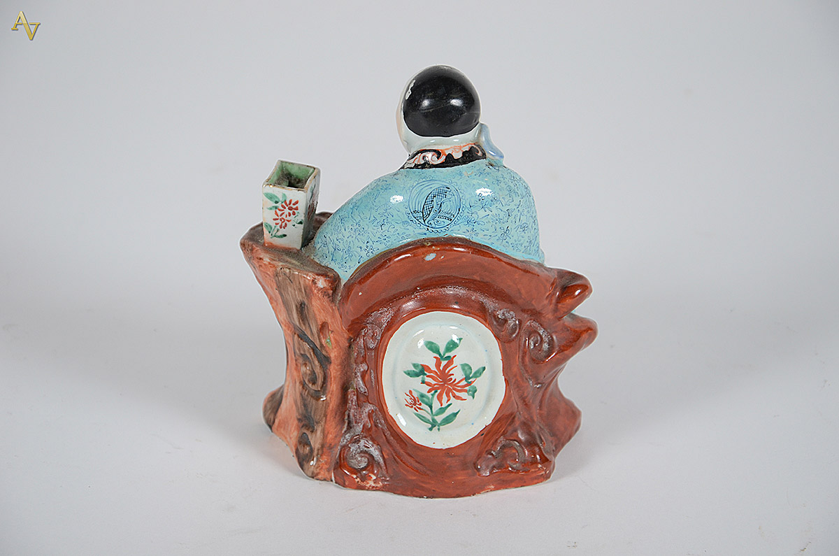 Figura de porcelana chinesa policromada medindo 17 cm de altura. - foto 2 de 2