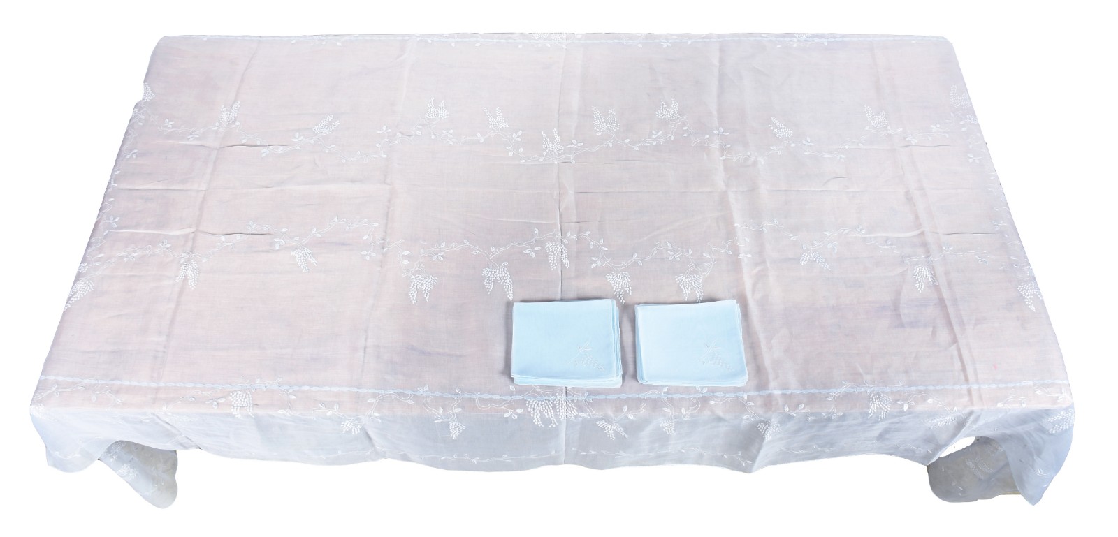 Elegante toalha de mesa de organza azul clara com finíssimos bordados... - foto 1 de 2