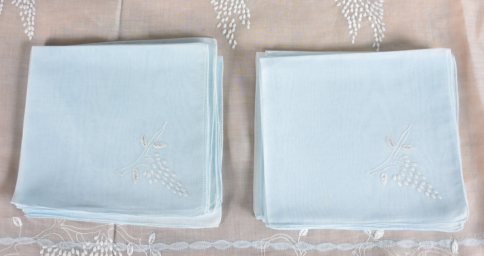 Elegante toalha de mesa de organza azul clara com finíssimos bordados... - foto 2 de 2