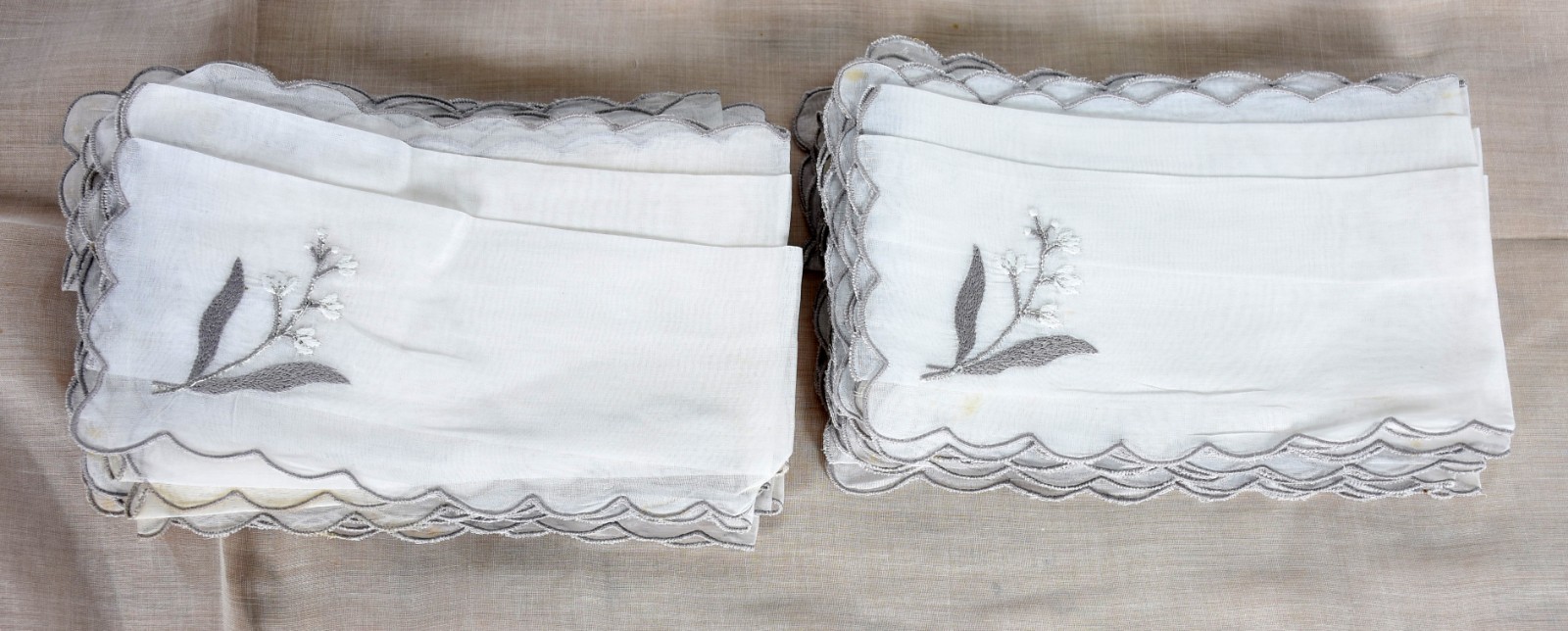 Elegante toalha de mesa de organza na cor areia com bordados em... - foto 2 de 4