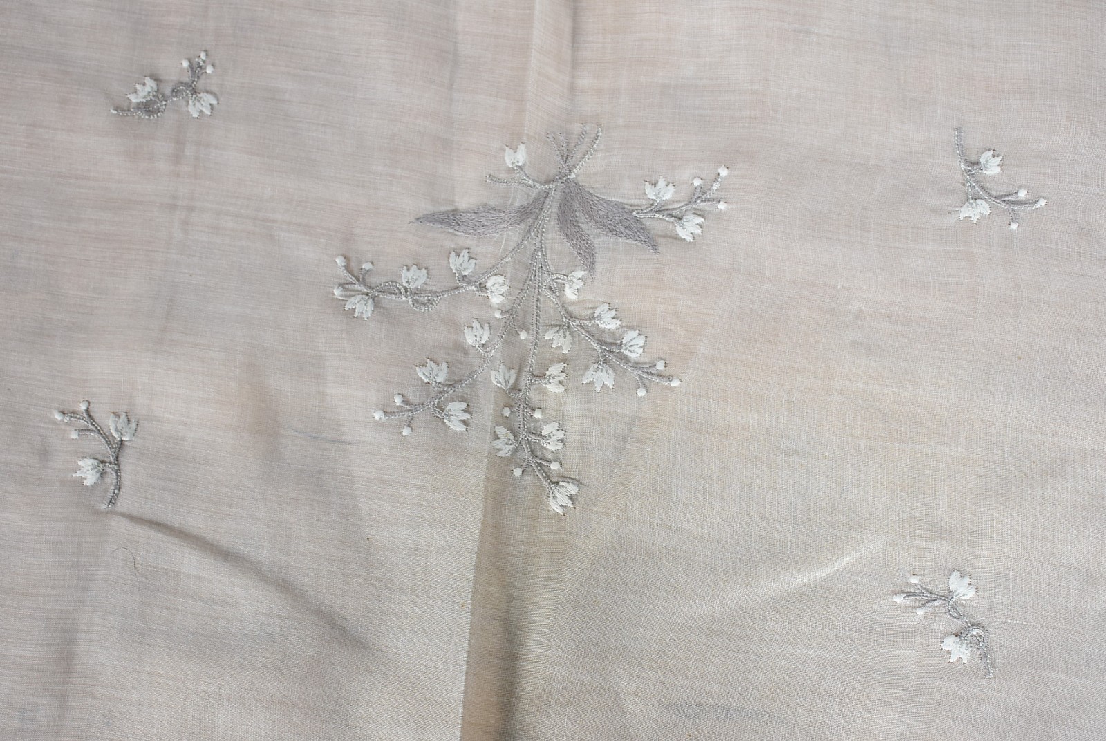 Elegante toalha de mesa de organza na cor areia com bordados em... - foto 3 de 4