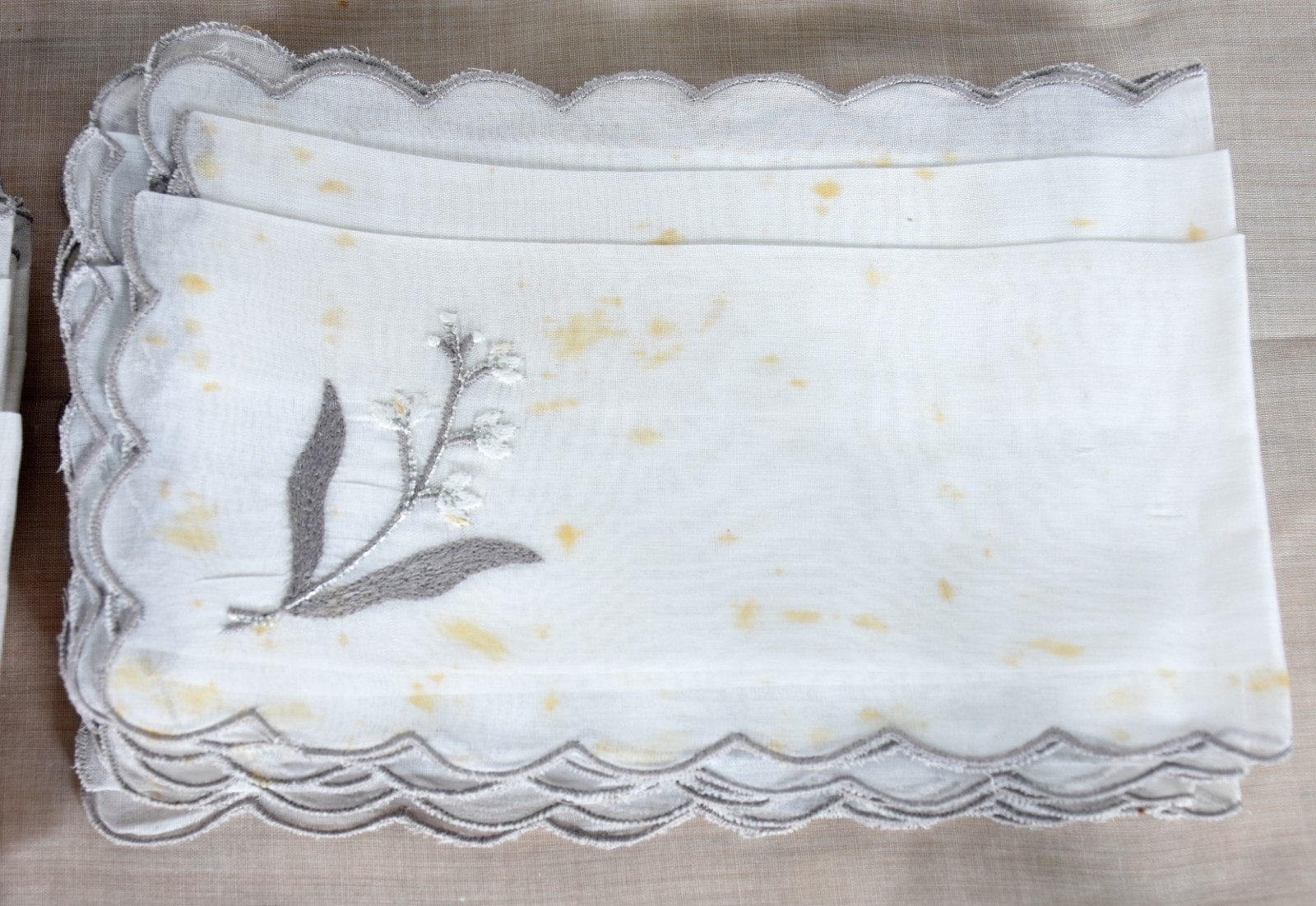 Elegante toalha de mesa de organza na cor areia com bordados em... - foto 4 de 4