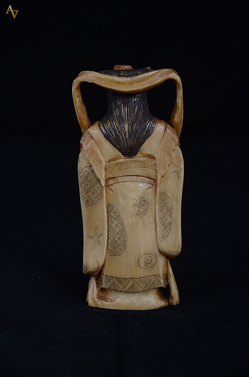 Estatueta de Marfim Meiji séc. XIX medindo 11 cm de altura. - foto 2 de 2