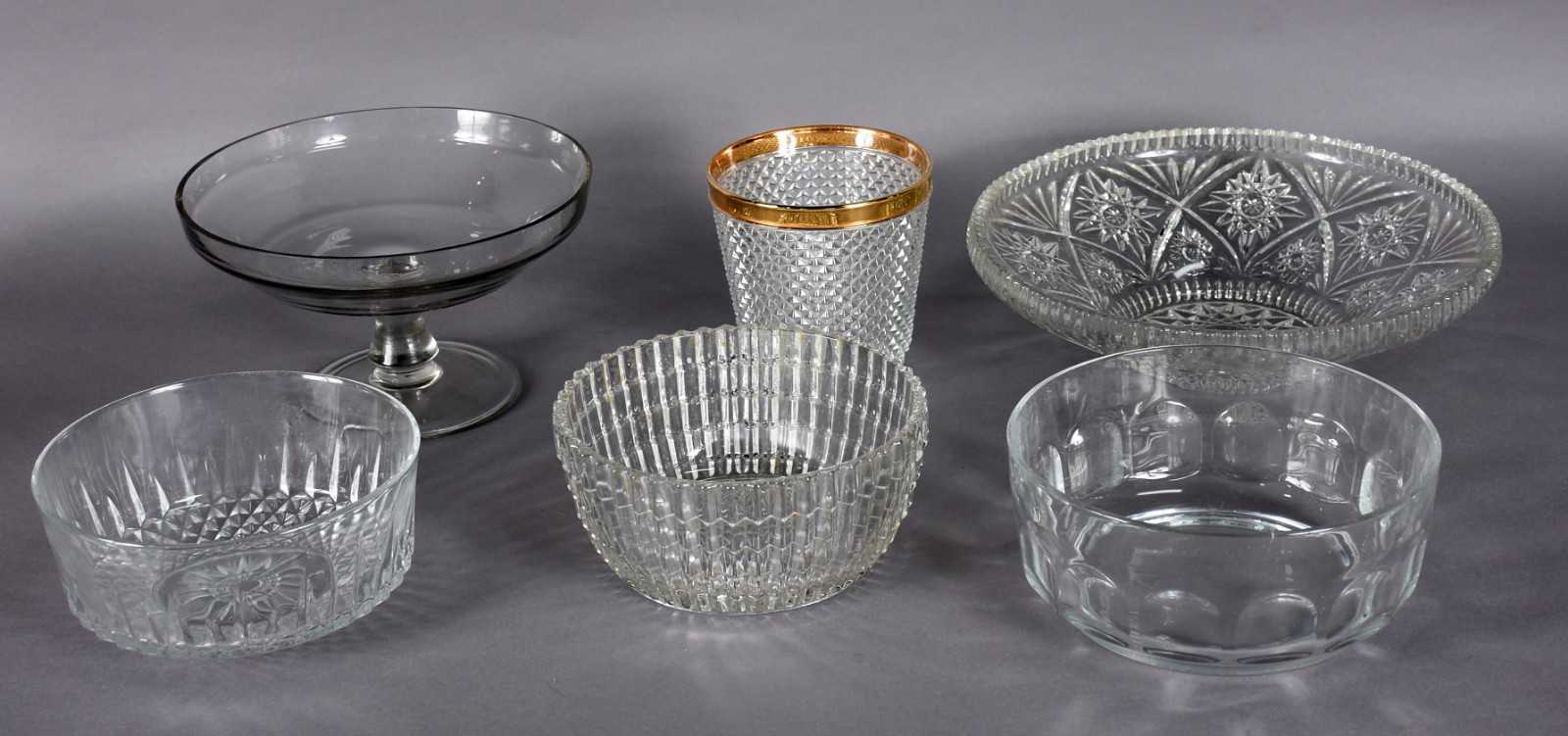 Seis peças diversas sendo, 3 bowls (um da marca arcoroc), 2 fruteiras... - foto 1 de 6