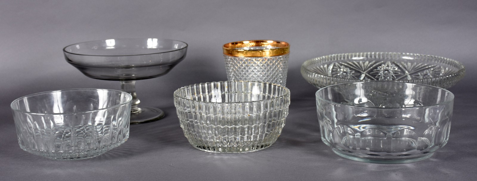 Seis peças diversas sendo, 3 bowls (um da marca arcoroc), 2 fruteiras... - foto 2 de 6