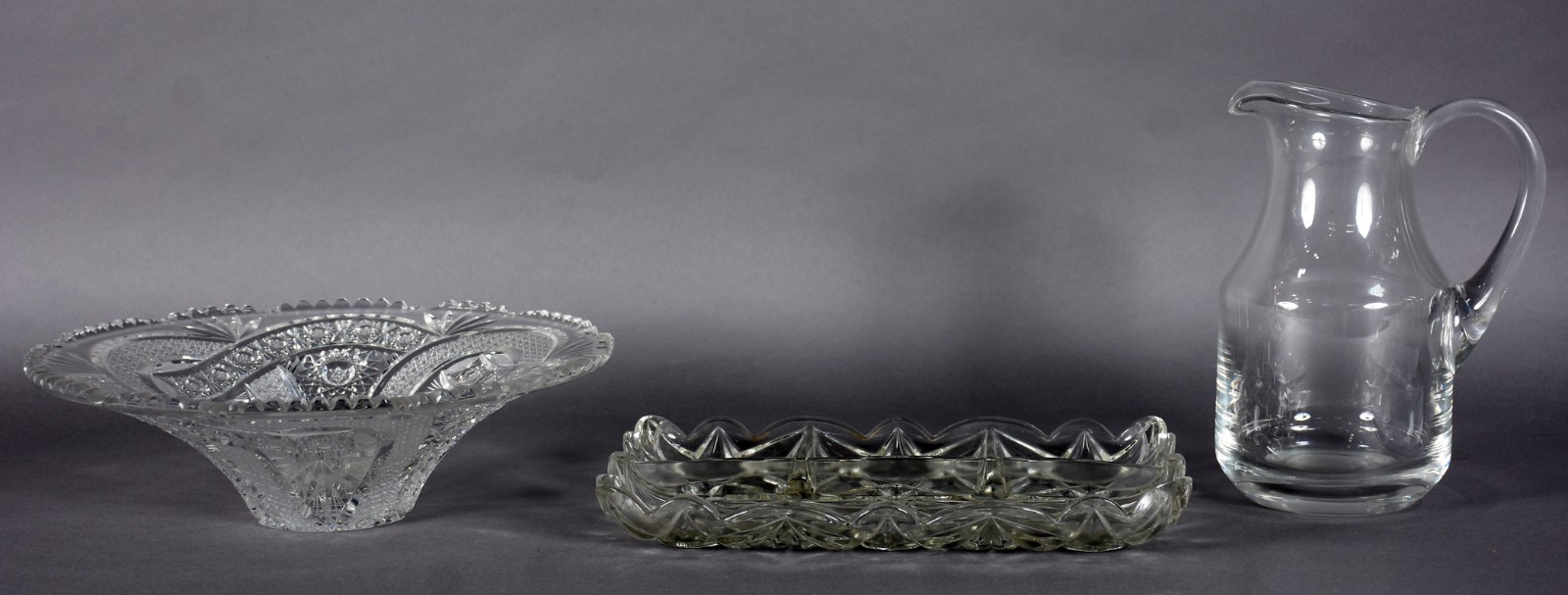 Três peças de cristal, sendo jarra lisa para água, fruteira redonda... - foto 1 de 5