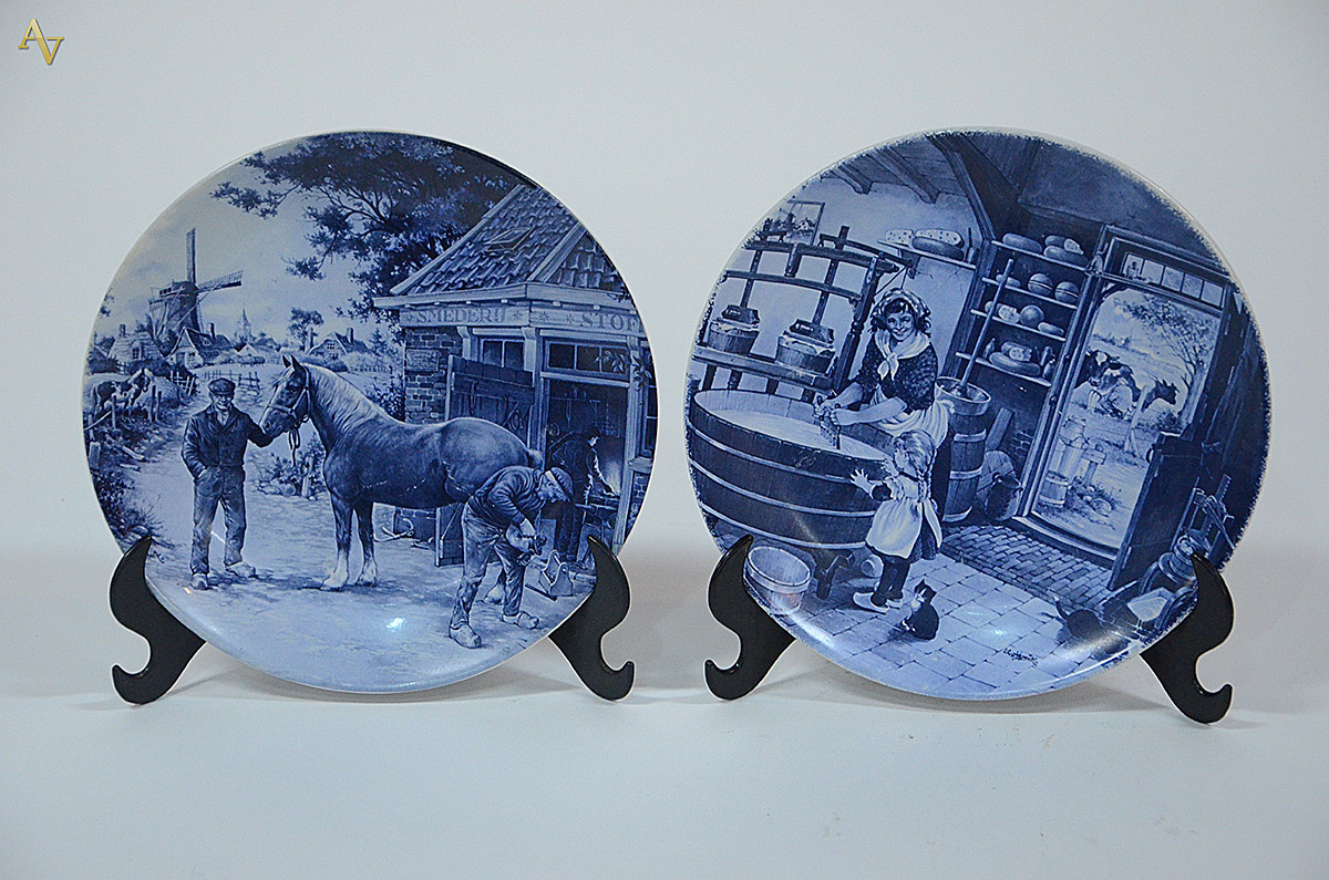 Par de pratos de porcelana Delft com cenas do cotidiano e inscrição... - foto 1 de 4