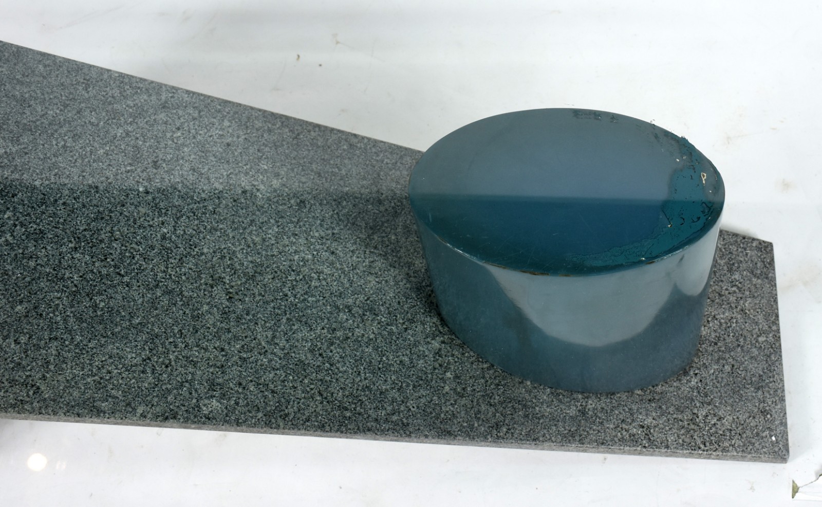 Duas peças, sendo: Mesa de centro com base de granito e madeira... - foto 3 de 10