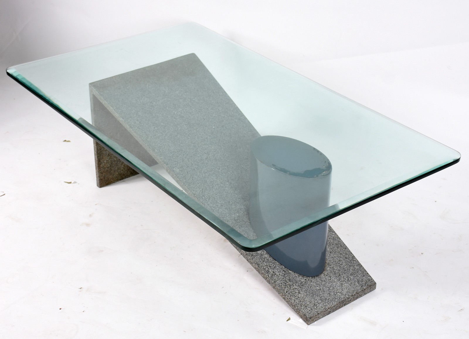 Duas peças, sendo: Mesa de centro com base de granito e madeira... - foto 5 de 10