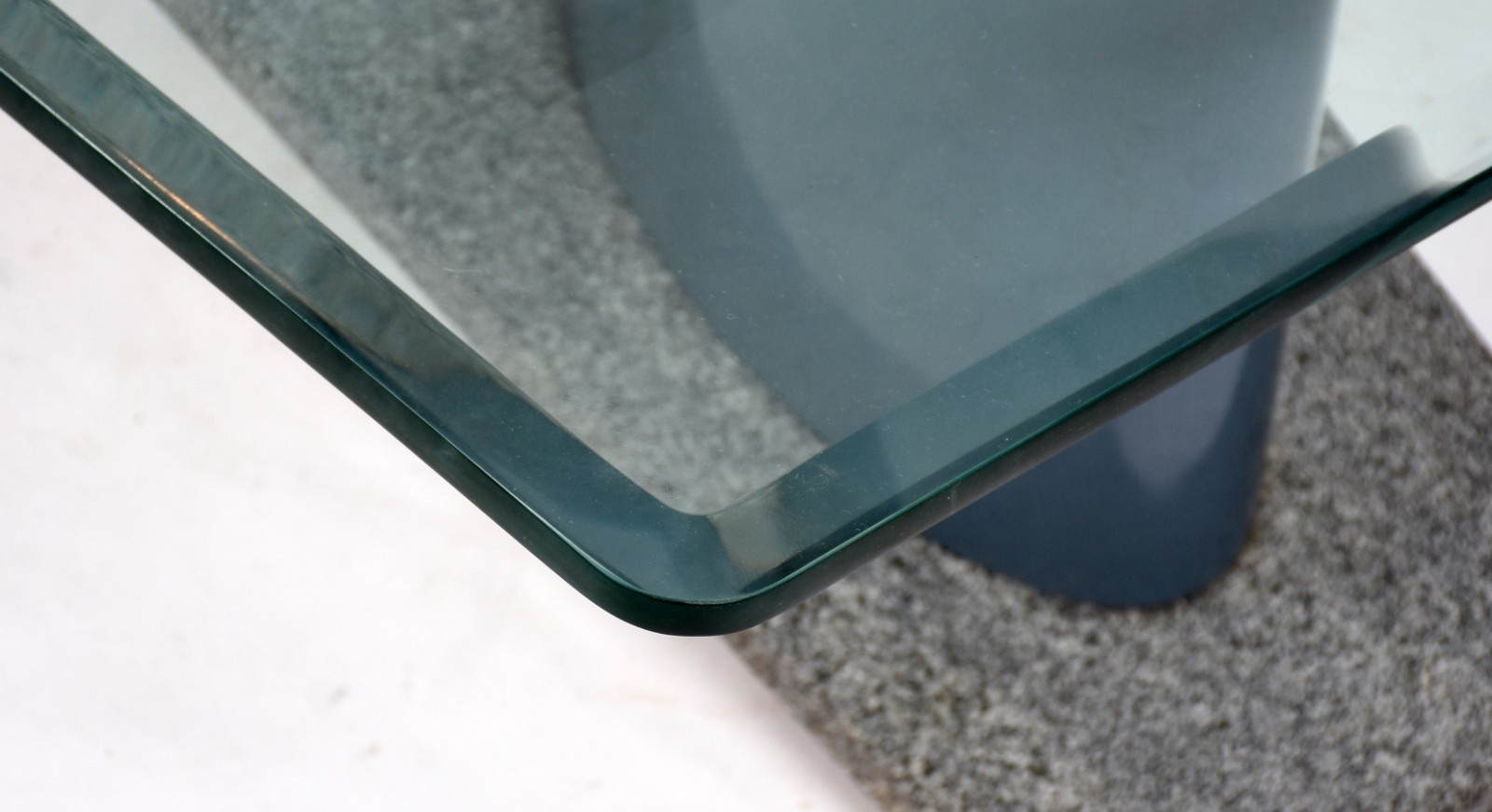 Duas peças, sendo: Mesa de centro com base de granito e madeira... - foto 6 de 10