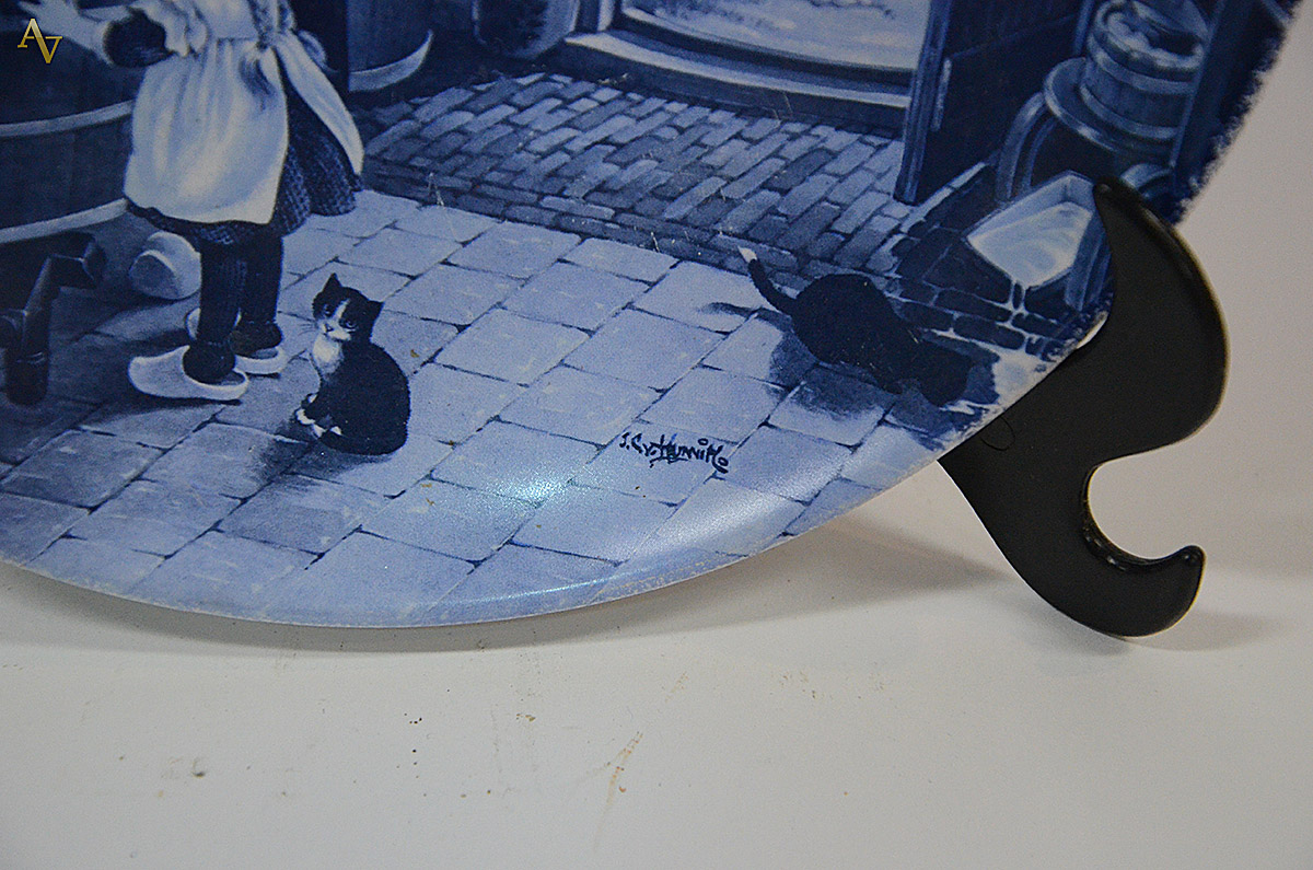 Par de pratos de porcelana Delft com cenas do cotidiano e inscrição... - foto 2 de 4