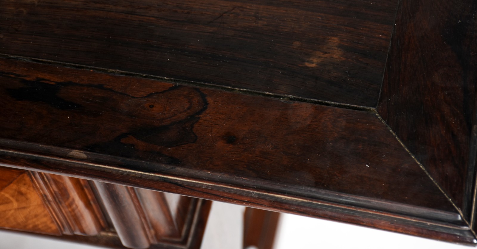 Mesa de jacarandá feitio retangular com duas gavetas, pernas curvas... - foto 5 de 6