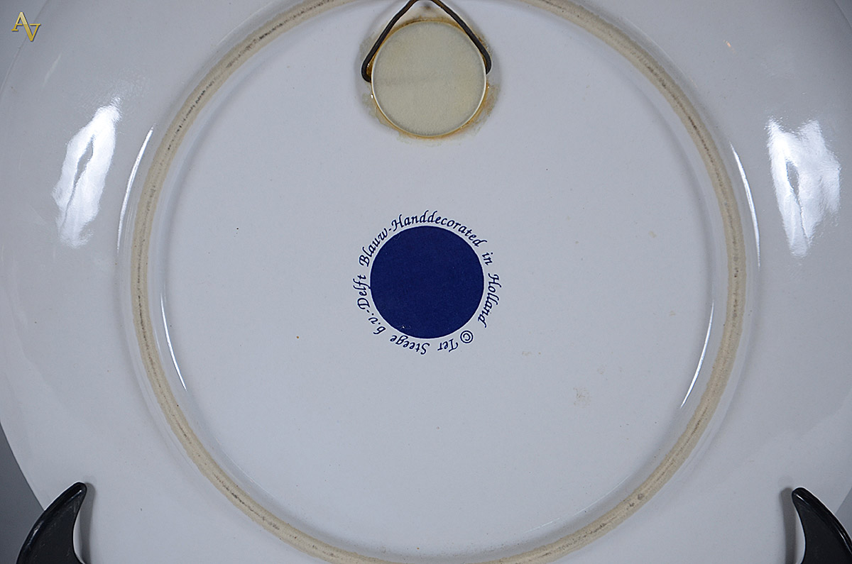 Par de pratos de porcelana Delft com cenas do cotidiano e inscrição... - foto 4 de 4