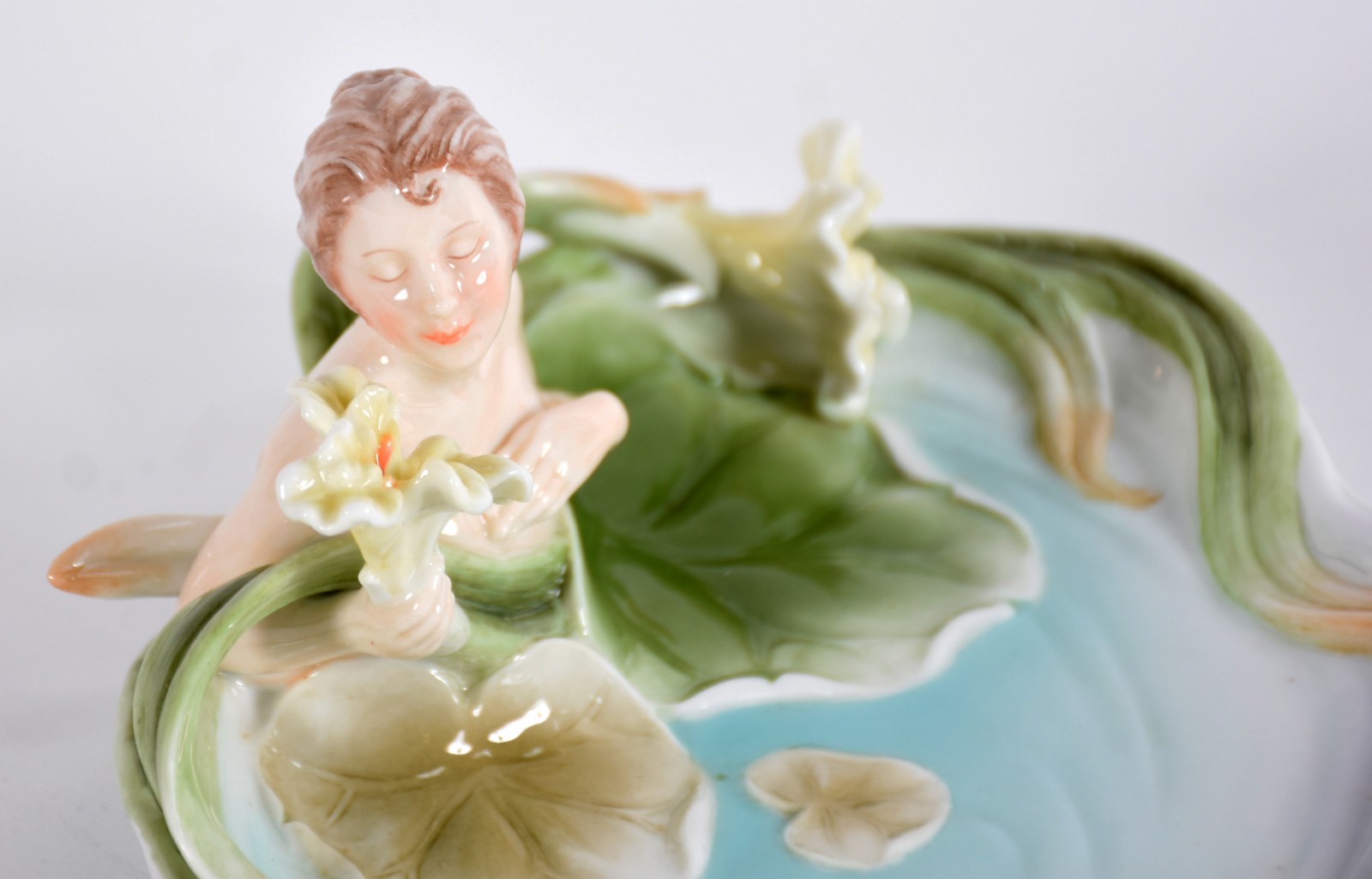 Porta cartão de porcelana policromada ao gosto Art Nouveau... - foto 2 de 5