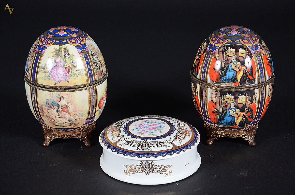Tres peças de porcelana diversas, sendo dois ovos ao gosto Fabergé e... - foto 1 de 2