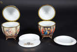 Tres peças de porcelana diversas, sendo dois ov... - Tres peças de porcelana diversas, sendo dois ovos ao gosto Fabergé e uma caixa redonda. Alturas dos ovos 22 cm e caixa com 16 cm de diâmetro e 5...