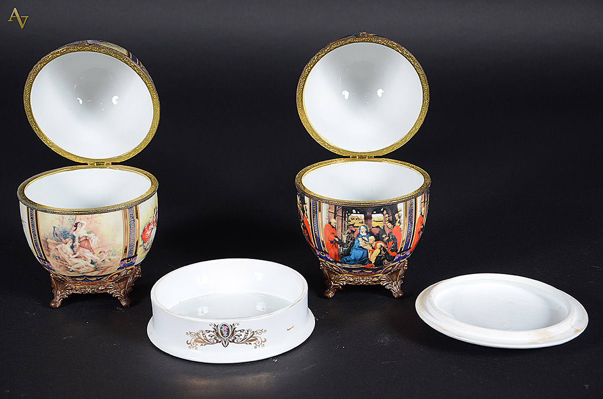 Tres peças de porcelana diversas, sendo dois ovos ao gosto Fabergé e... - foto 2 de 2